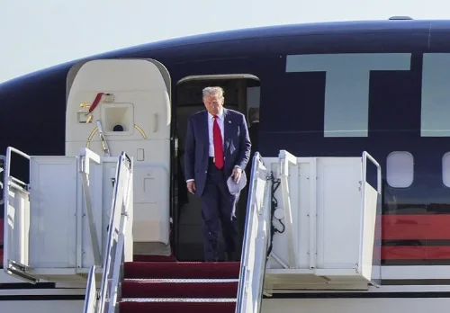Trump arrive à Washington avant de rencontrer Beden