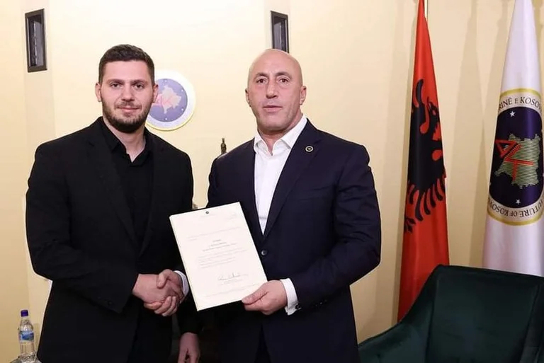 vocero candidato de AAKA para la Asamblea de Kosovo