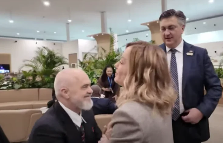 Edi Rama si inginocchia sul primo ministro italiano Giorgia Mellon al Klima Summit