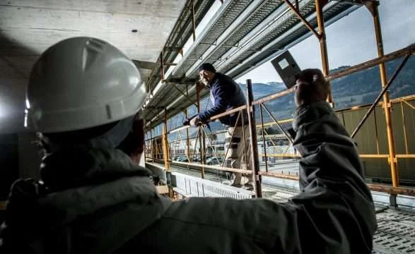 Soldats et policiers risquent leur vie en faisant un travail secondaire, leur salaire digne requis