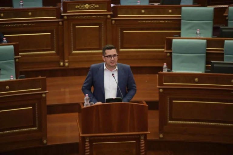 ‘Tash kishe po i shpërndaj popullit karamele, lej foret o burrë’ – Mustafa i kërkon Kurtit ta shkarkojë Durmishin