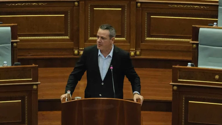 Arben Gashi: Il y a eu de graves violations de la Constitution hier à l'Assemblée