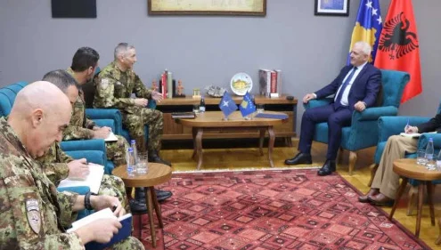Le commandant de la KFOR fait savoir à Sveçla la nécessité d'une coordination continue : la clé d'une sécurité durable dans tout le Kosovo