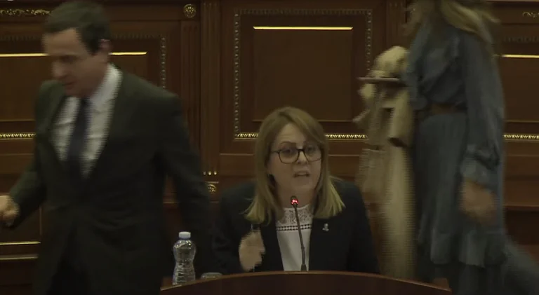 Kurt abandonne une fois de plus l'Assemblée jusqu'à ce que le budget de l'Etat soit discuté en 2025