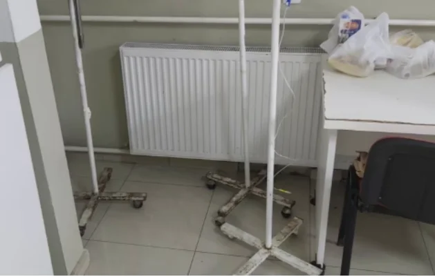 Dentro del hospital de Ferizaj: Desechos, alimentos inseguros, muebles antiguos