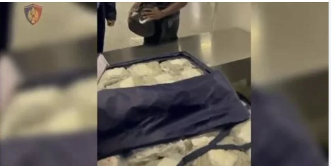 De Dubaï à Tirana avec plus de 26kg de drogues dans la valise, pris dans Rinas de 21 ans