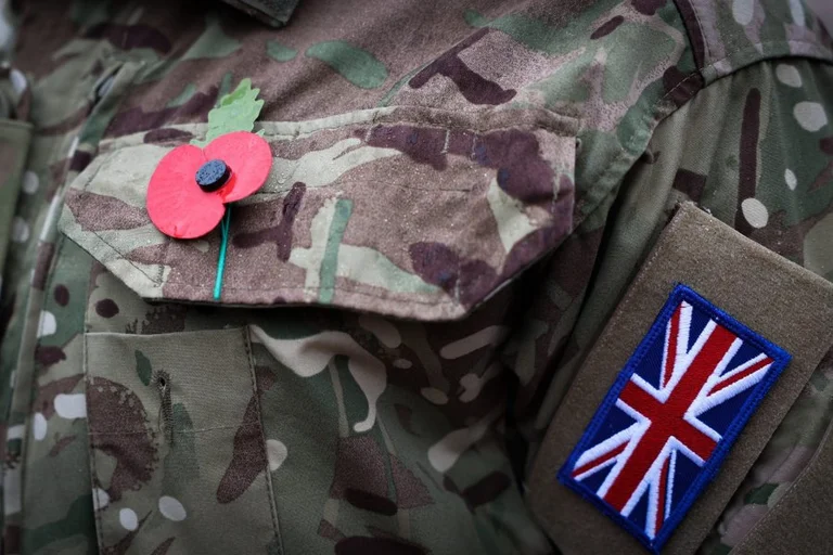Aujourd'hui, 14 soldats britanniques ont perdu la vie au service du Kosovo.