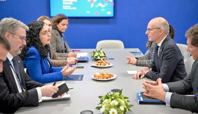 Osman rencontre Frieden, discussions sur les mesures de levée, adhésion à l'UE