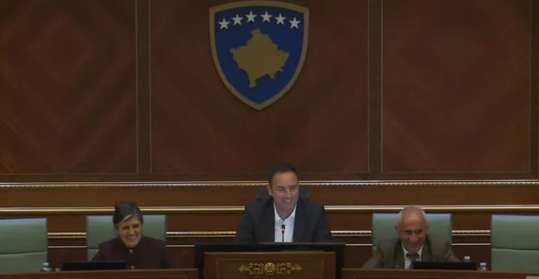 À la fin du mandat, l'Assemblée du Kosovo remet 300 000 euros d'appels d'offres pour les billets d'avion