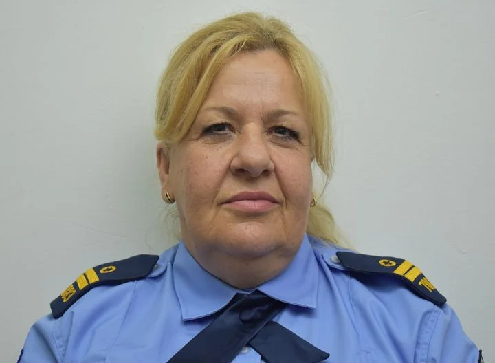 miembro de la policía de Kosovo
