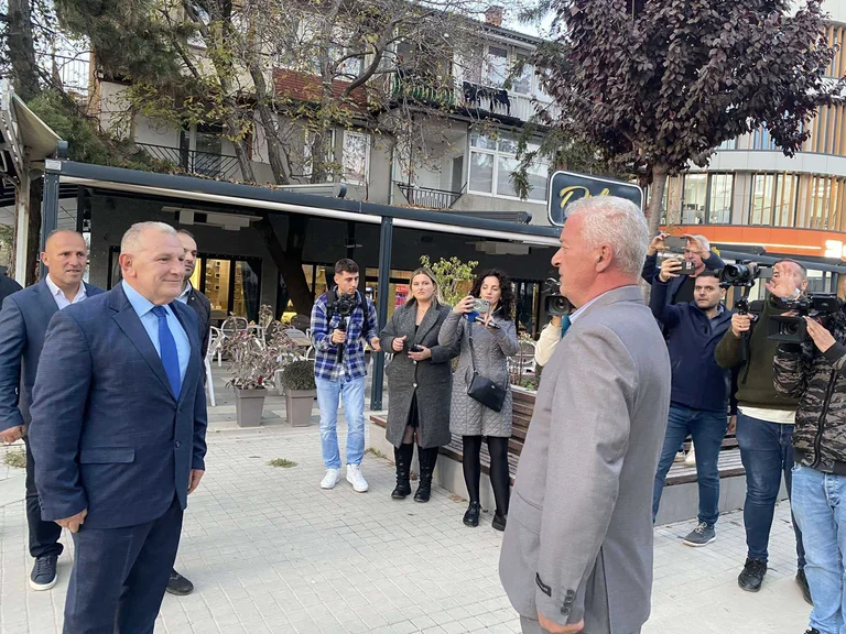 Shukri Buya arrives in Lipjan after release from special charges, greeted with citizens at the square