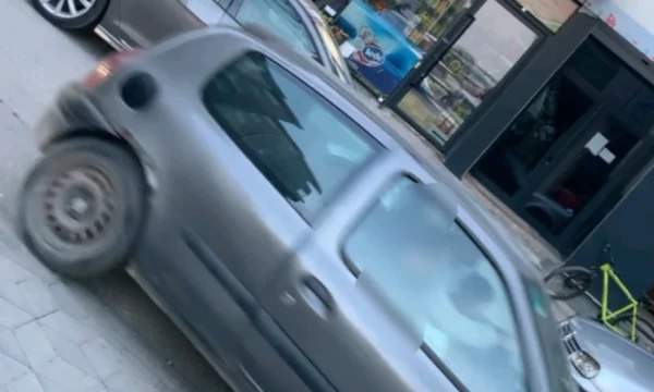 Conducía con niños en su regazo, multaba 400 euros y tenía una licencia de conducir