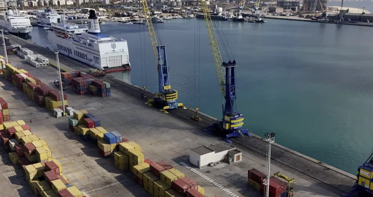 El barco con presuntos muelles tóxicos en Durres, donde se controlará el contenido