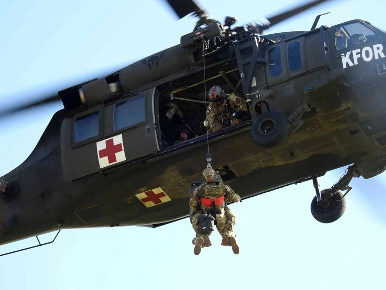 Des soldats de la KFOR effectuent des exercices d ' atterrissage en hélicoptère