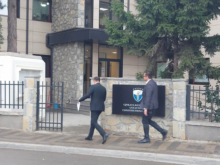 LDK toma la Ley de Funcionarios Públicos a la Constitución hoy