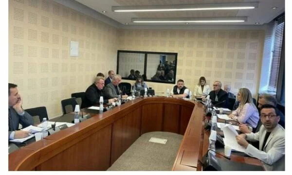 Lista de Comisionados de la KSF, Comisión continúa Reunión sin Presencia Media