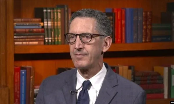 Rusia sanksionon profesorin amerikan, Edward Joseph
