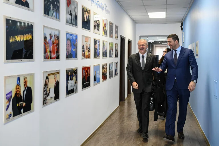 Krasniqi con l'ambasciatore italiano: il Kosovo ha bisogno di un governo che sorveglia i rapporti con gli alleati