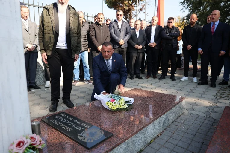 Brahimaj rend hommage au cimetière des héros Tony et Mici