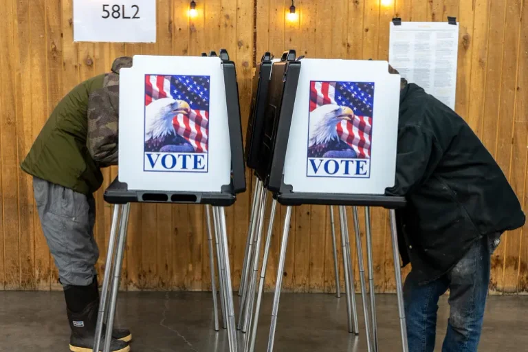 First polling stations closed in US