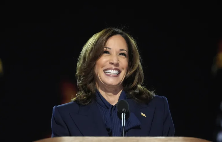 AP: Harris réduit la course, avance en Illinois