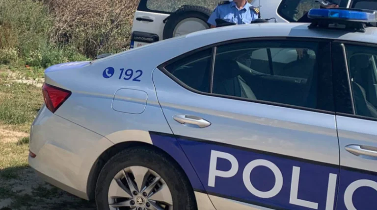 Një automjet godet veturën e policisë në Istog, lëndohen dy persona