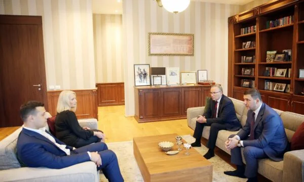 Visites de Krasniqi La famille de Thaci et Wessel: Bien sûr, le soleil se lèvera de nouveau