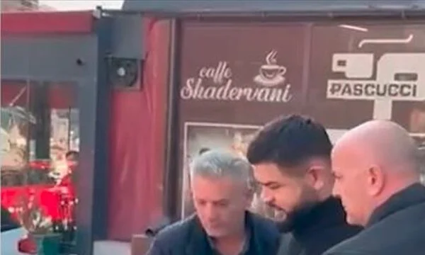 Avec des menottes dans ses mains, Noizy quitte le poste de police et est envoyé à l'exploitation