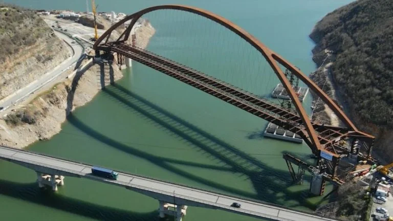 Le pont Kukes ouvre, Rama: Pour le mangeur, quand vous passez par le serment qu'un mauvais oeil se brise