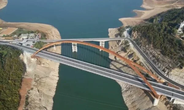 Kukes' big bridge opens, Rama: A Worker That Finally Releases Trapped Rolls