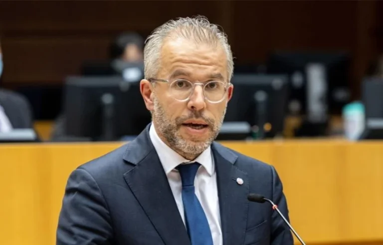 L'avertissement de Reuten : Si la Serbie continue d'agir ainsi, nous devons être plus sévères