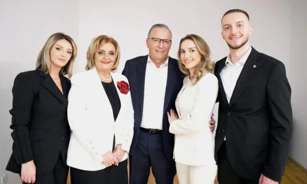 Hamza publishes pictures with the wife and children: Our large family is Kosovo