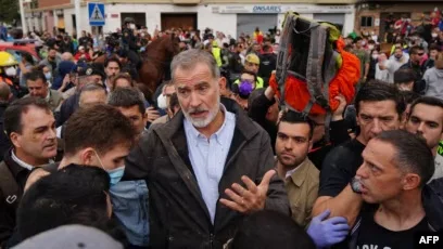 El rey español enfrenta multitudes enojadas en la zona de inundación