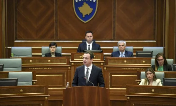 “Die kandalisierte Regierung, Kurti Leiter der Korruption...” Die heftige Opposition zu Macht, ich lasse sie nicht über die Quoten vergessen.