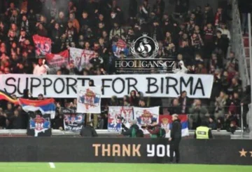 Skandalös: Sparta Prag Fans spielen vier albanische Fußballspieler teilen die Karte des Kosovo mit serbischer Flagge