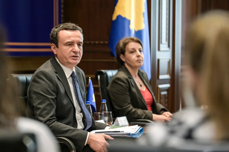 Una strada e due posti di lavoro: l'Ambasciata del Kosovo in Austria ospita Gervala Kurt nel rally di Vienna