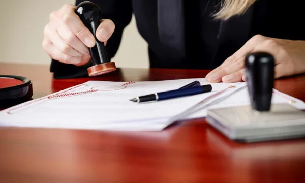 Avec de faux documents, ils ont essayé de vendre la parcelle 250 mille euros, détails de l'action où trois suspects ont été arrêtés.
