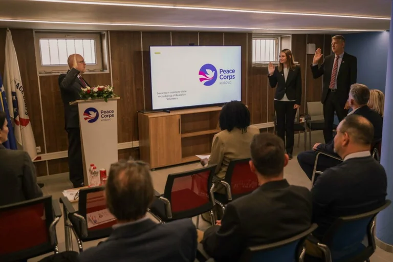 Des Etats-Unis au Kosovo, de nouveaux volontaires du Peace Corps jurent
