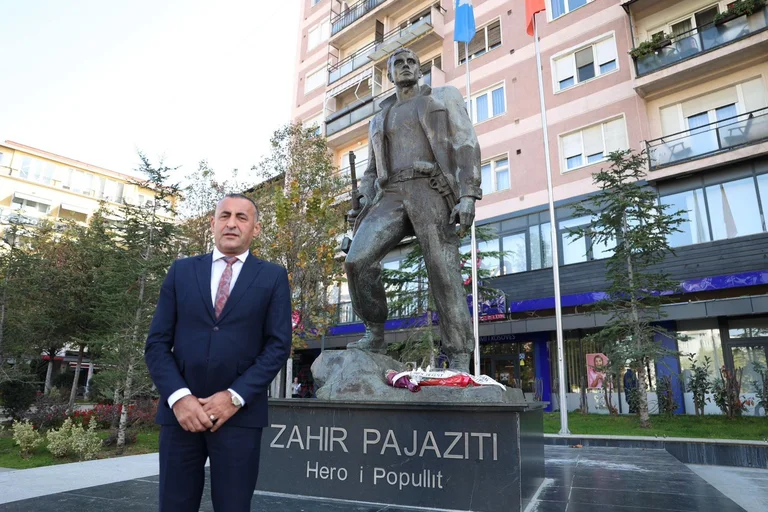 Lahi Brahimaj rend hommage au héros Zahir Pajazit près de septembre pour son anniversaire