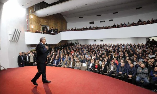 Hamza à Kacanik promet aux parents 100 euros pour les enfants contraints de prendre des refuges privés en l'absence de logements publics