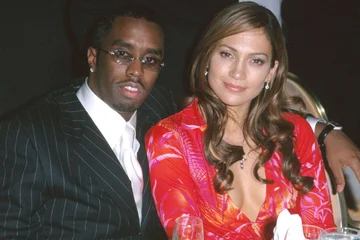 Ils prennent des photos. Diddy a eu un débat acharné avec J. Loon la nuit où il aurait abusé d'une fillette de 13 ans.