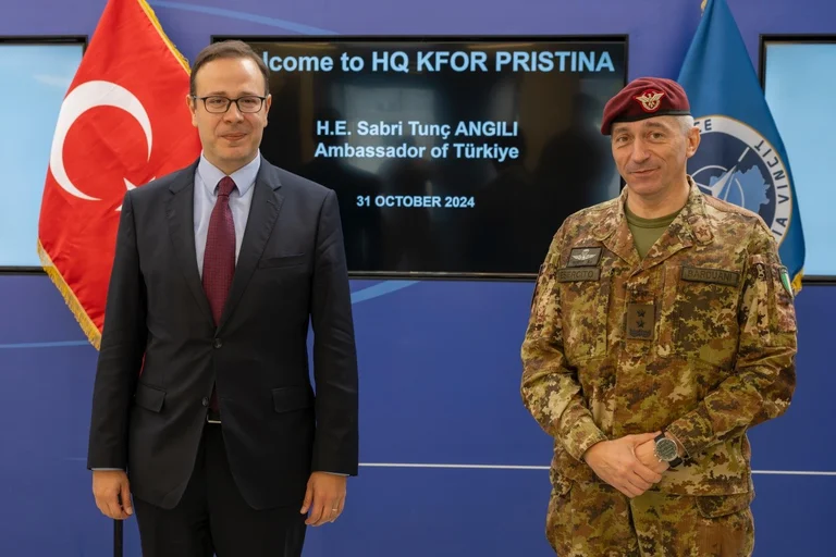Le commandant de la KFOR rencontre l'ambassadeur turc, parler de la sécurité au Kosovo, dialogue