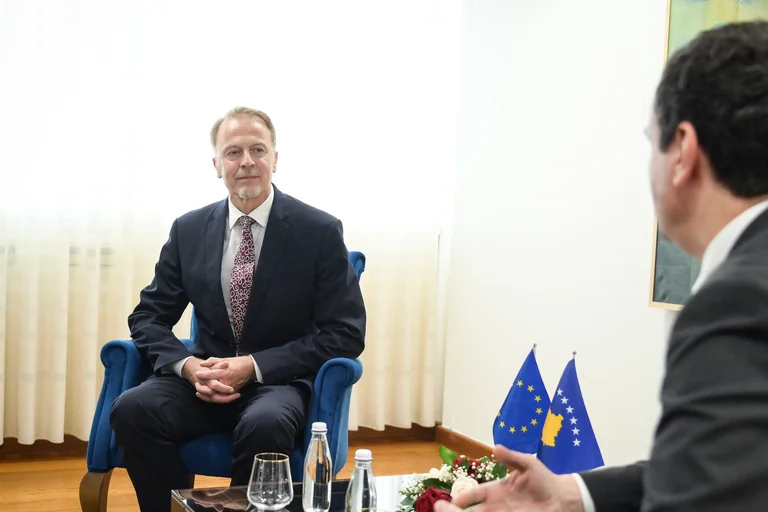 EU-Botschafter bringt Fortschrittsbericht an die Regierung am Nachmittag und macht Konferenz mit Bisimi