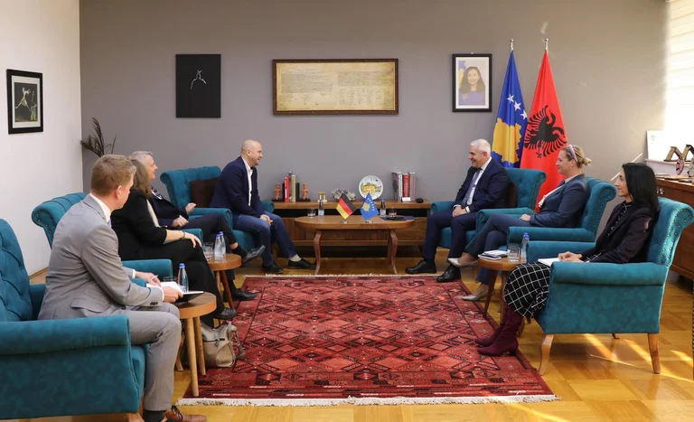 Svechla trifft Sarrazin, spricht über den Eintrag serbischer Waren in Kosovo