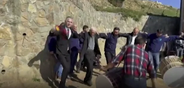 Close choices: Hysen Durmish i a dance folk with tupana (VIDEO)