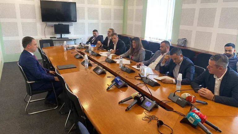AKI Director Reports to Deputies Puertas Cerradas