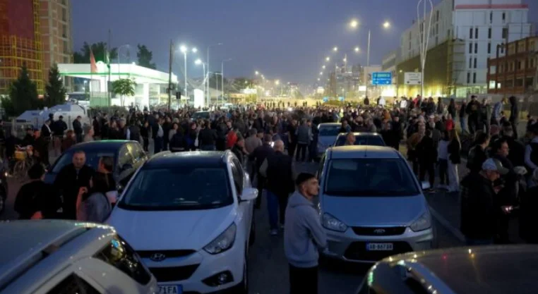 Protest in Albanien, Opposition blockiert Straßen