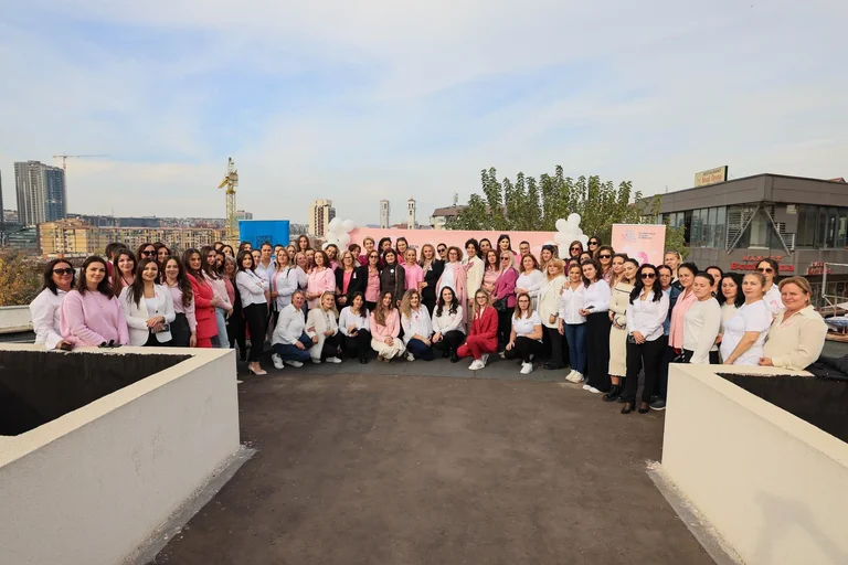 CNLC avec activité dans le cadre du Mois des roses, sensibilisation à la lutte contre le cancer du sein