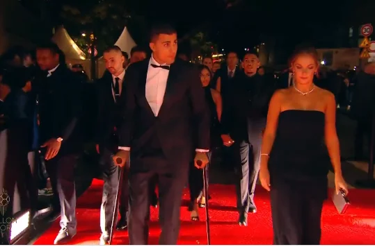 Esperando para ganar Golden Ball, Rodri con muletas llega a la ceremonia