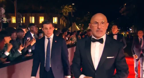 De la Fuente arrives at the Golden Ball ceremony, expected to win this year's coach award